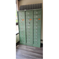 Meuble à clapets métallique vintage 10 cases porte verte poignée bouton