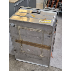 Vu de dessous malette de transport fly-case occasion de seconde main 187 litres Zargesen Aluminium , étanche 790 x 580 x 410mm